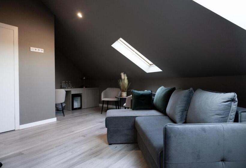 غرفة عائلية, R.