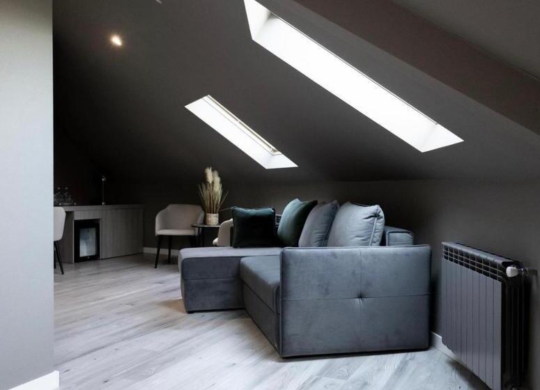 غرفة عائلية, R.