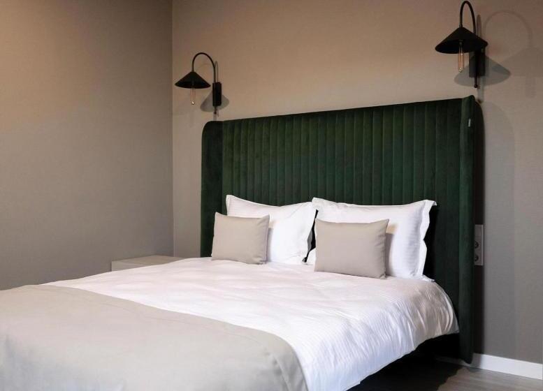 غرفة عائلية, R.