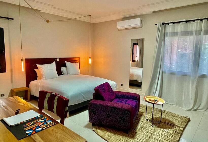 اتاق لوکس, Le Kentia