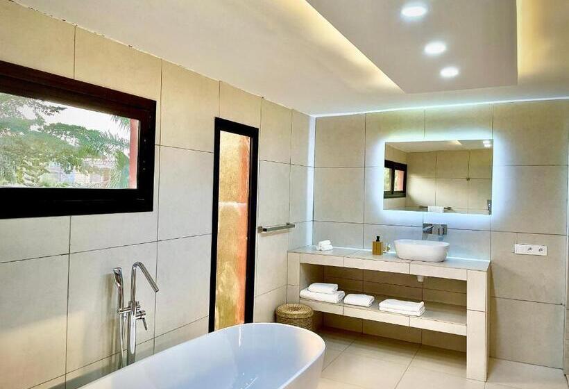 سوییت با چشمانداز باغ, Le Kentia