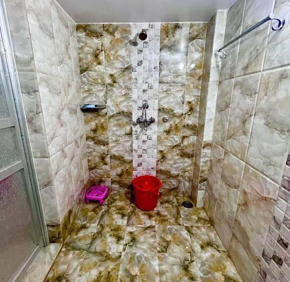 디럭스 4인 룸, Trilok Residency Dashashwamedh Varanasi