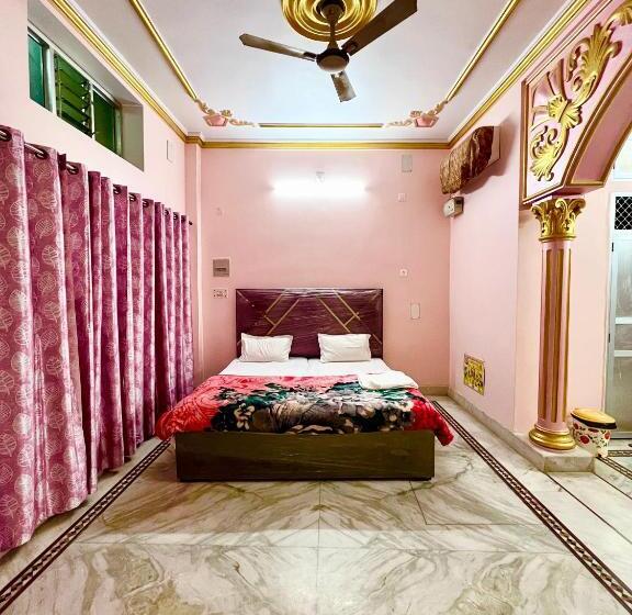 디럭스 4인 룸, Trilok Residency Dashashwamedh Varanasi