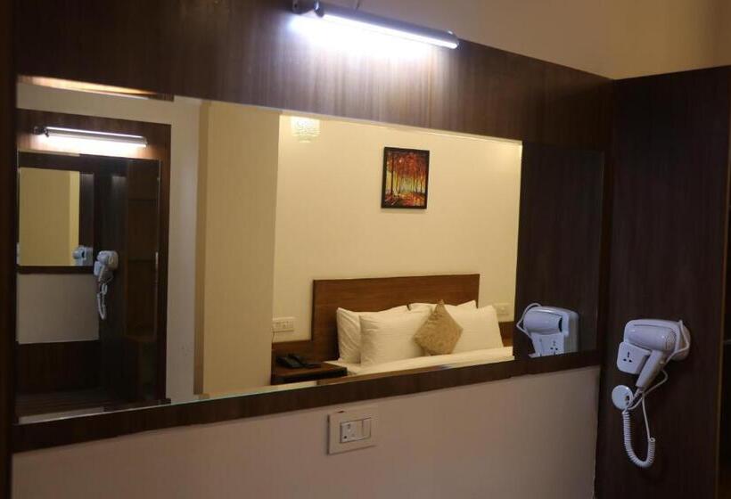 חדר אקזקיוטיב לשלושה, Kadamb Tree