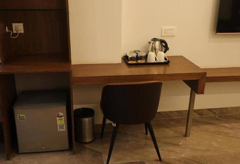 חדר אקזקיוטיב לשלושה, Kadamb Tree