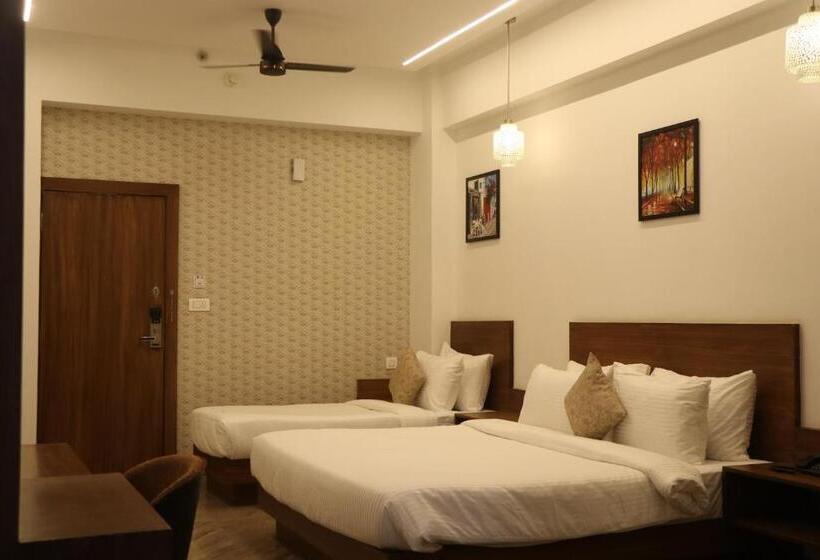 חדר אקזקיוטיב לשלושה, Kadamb Tree