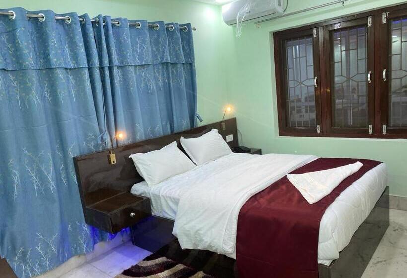 Deluxe Room King Size Bed, Royalwood City Inn