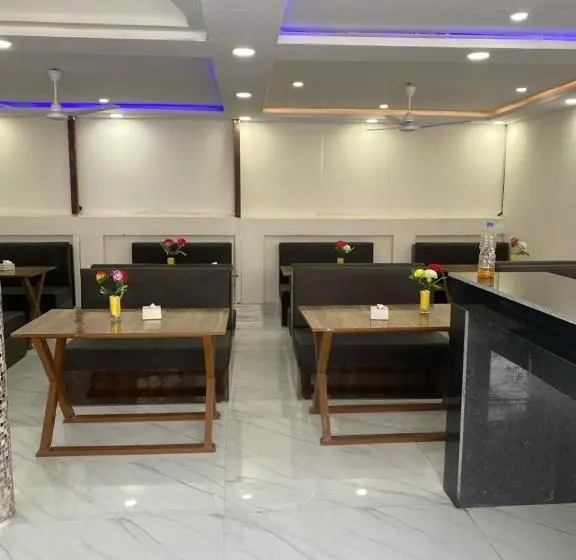 اتاق لوکس, Royalwood City Inn