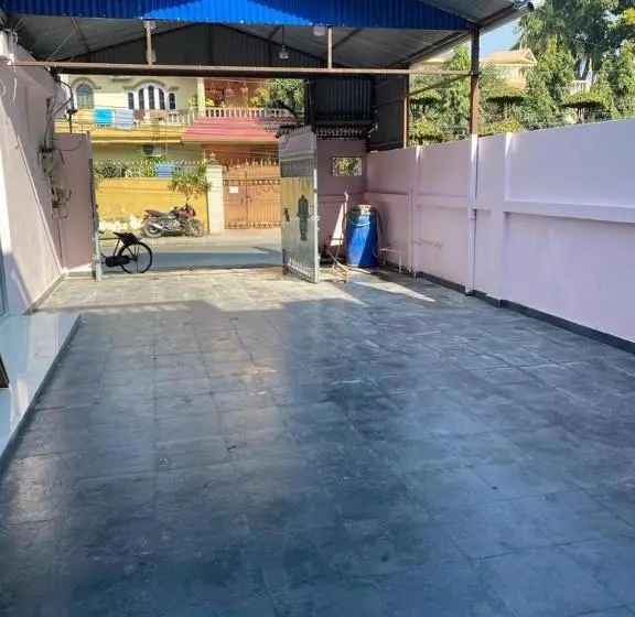 سوییت خانوادگی, Royalwood City Inn