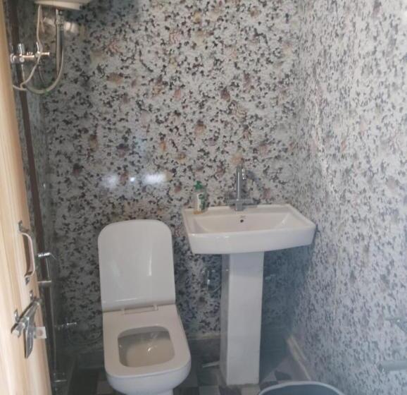 Quarto Quadruple Standart com Varanda, Neilkanthdhanaulti