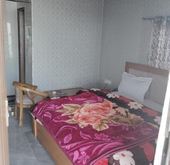 Quarto Quadruple Standart com Varanda, Neilkanthdhanaulti