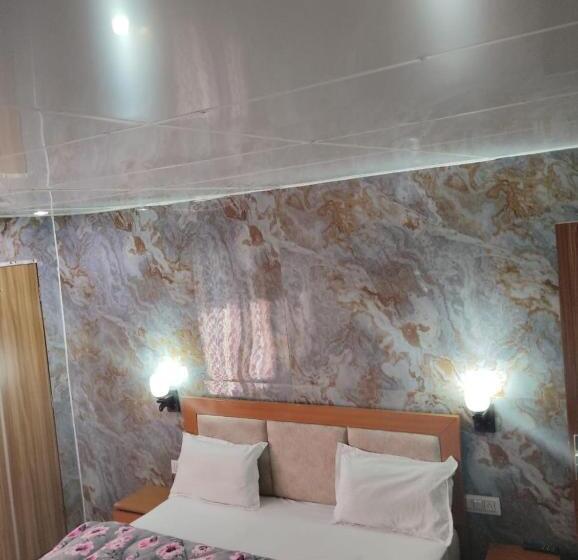 Quarto Quadruple Standart com Varanda, Neilkanthdhanaulti