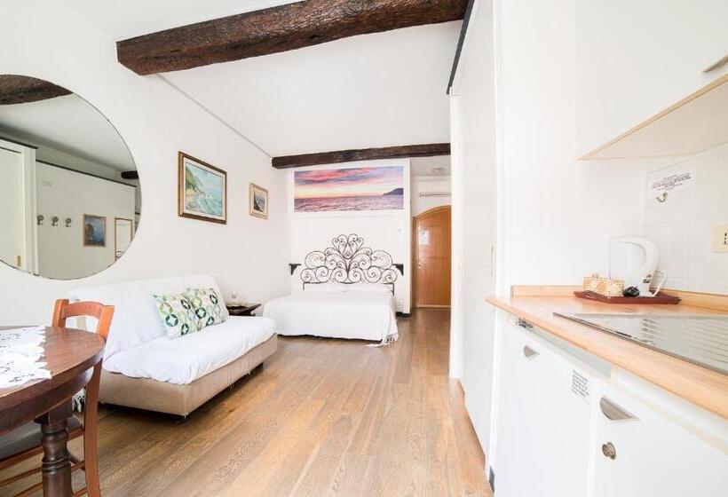 اتاق استاندارد چهار تخته با چشمانداز دریا, The Vernazza Main Plaza   Rooms & Suites