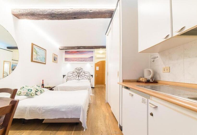 اتاق استاندارد چهار تخته با چشمانداز دریا, The Vernazza Main Plaza   Rooms & Suites