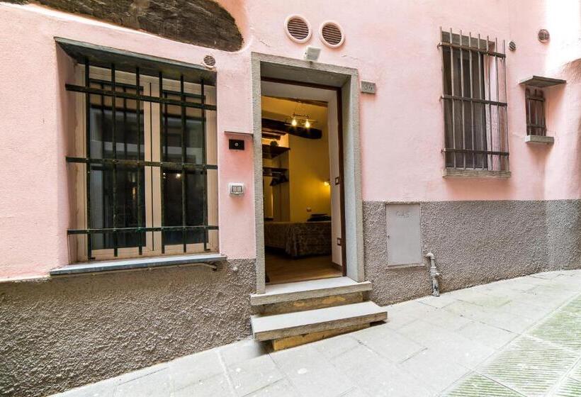 اتاق اکونومی, The Vernazza Main Plaza   Rooms & Suites