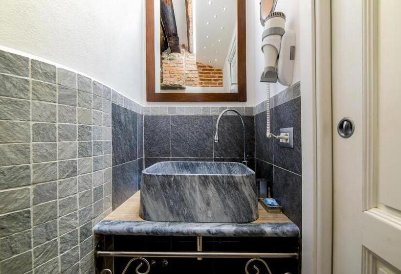 اتاق خانوادگی با چشمانداز دریا, The Vernazza Main Plaza   Rooms & Suites