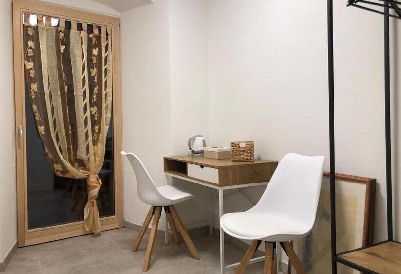 اتاق استاندارد با سرویس بهداشتی مشترک, Al Vicolo