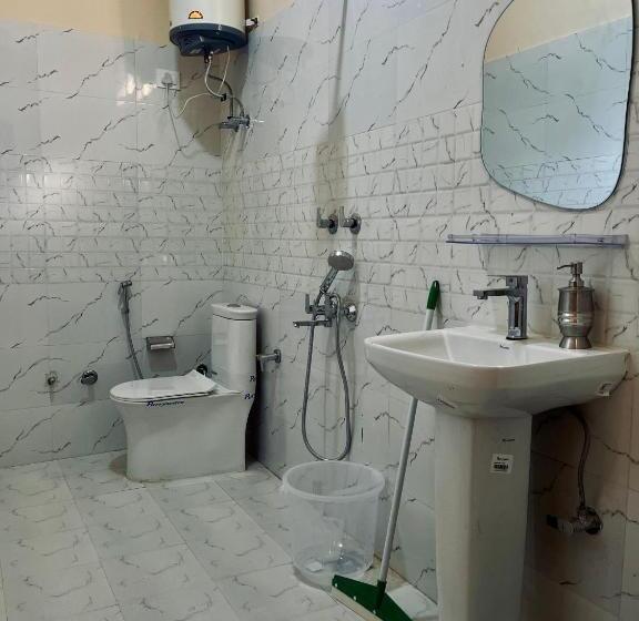 اتاق لوکس با تخت بزرگ, Grham Hostel Kasol, Katagla