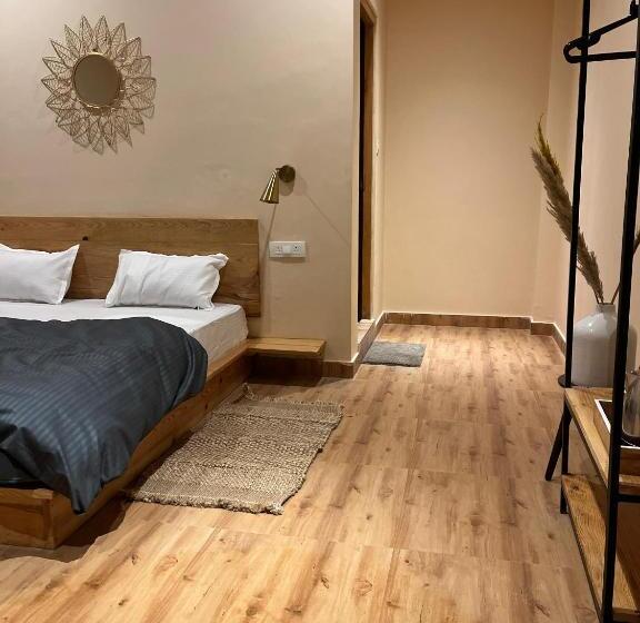 اتاق لوکس با تخت بزرگ, Grham Hostel Kasol, Katagla