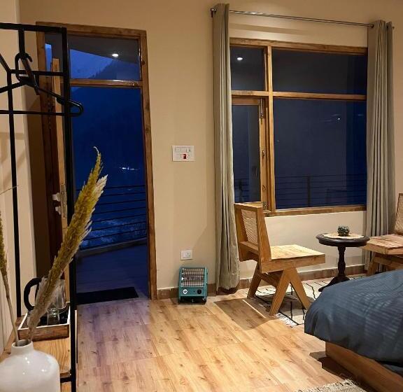 اتاق لوکس با تخت بزرگ, Grham Hostel Kasol, Katagla