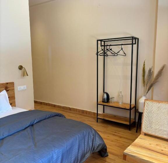 اتاق لوکس با تخت بزرگ, Grham Hostel Kasol, Katagla