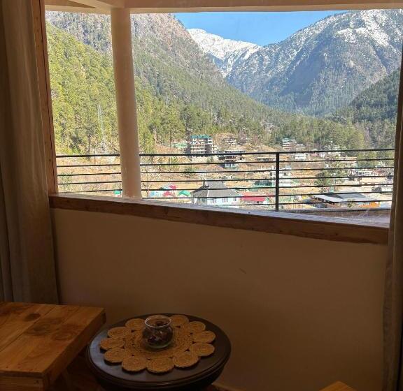 اتاق لوکس با تخت بزرگ, Grham Hostel Kasol, Katagla