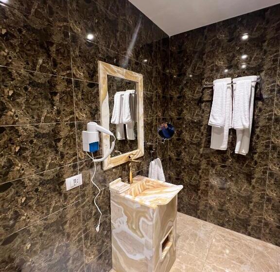 Svit med Balkong, King Pyramids View