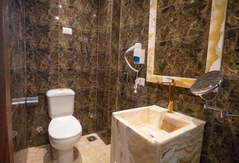 Standardrum King Size Säng, King Pyramids View