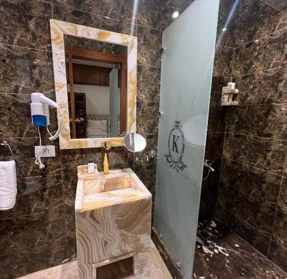 Standardrum King Size Säng, King Pyramids View