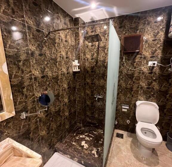 Deluxe Rum, King Pyramids View