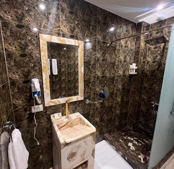 Deluxe Rum, King Pyramids View