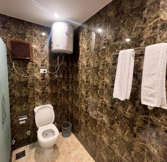 Deluxe Rum, King Pyramids View