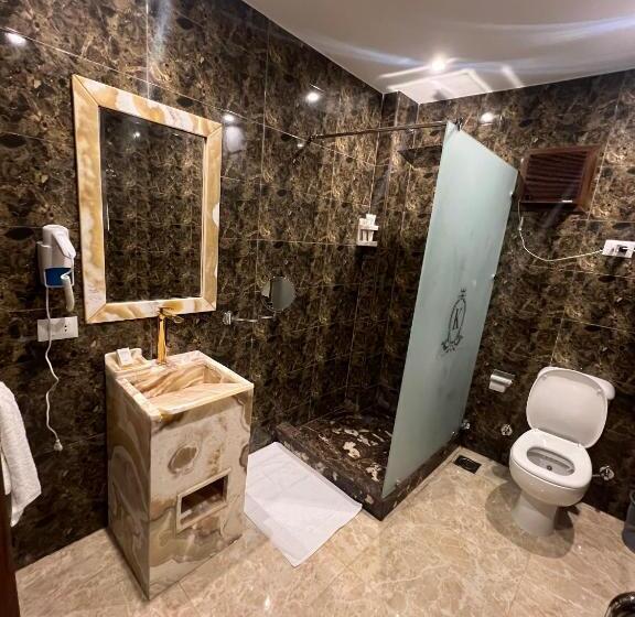 Deluxe Rum, King Pyramids View