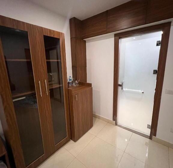 Deluxe Rum, King Pyramids View