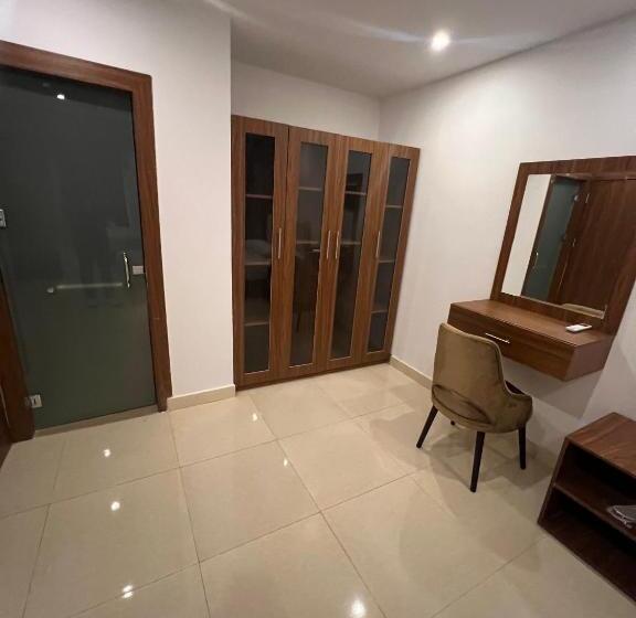 Svit Bergsutsikt, King Pyramids View