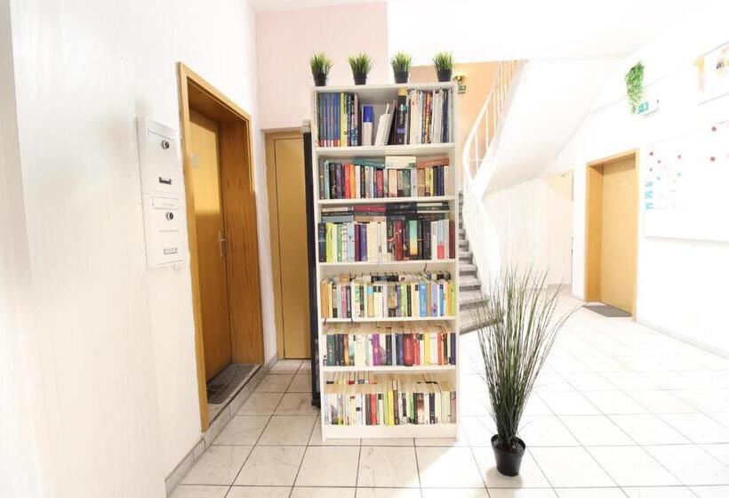 غرفة عائلية, Ulm Zentrum Komplettes Zimmer, Hochbett, Android Tv & Eigenem Bad Perfekt Für Familien & Gruppen