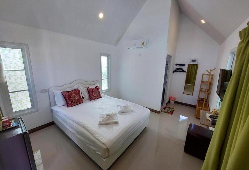 Семейный Номер Вид на Сад, Raintrary House
