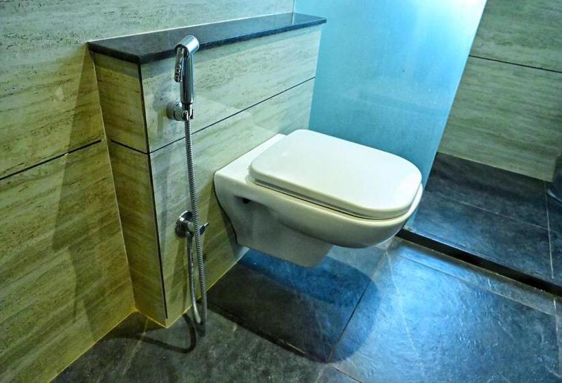 סטודיו משפחתי, The One Hotel Nashik