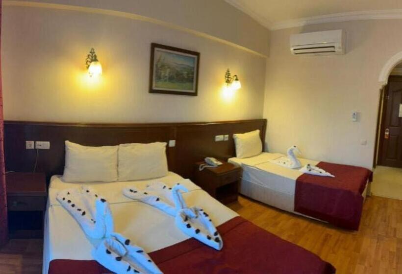 חדר סטנדרט לשלושה עם מרפסת, Astoria Park Hotel & Spa All Inclusive