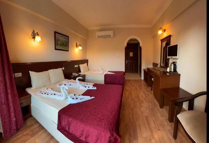 חדר סטנדרט לשלושה עם מרפסת, Astoria Park Hotel & Spa All Inclusive