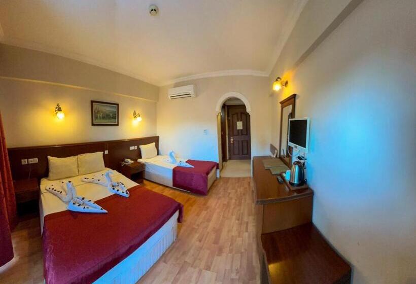 חדר סטנדרט לשלושה עם מרפסת, Astoria Park Hotel & Spa All Inclusive