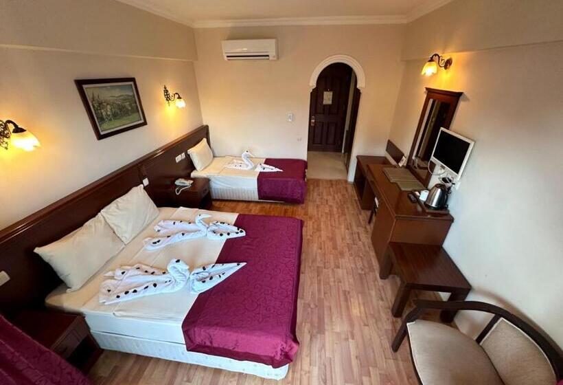 Трехместный Номер Стандарт с Балконом, Astoria Park Hotel & Spa All Inclusive