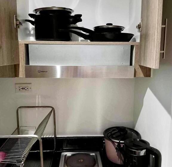 标准工作室带阳台, Cozy 1br W/wifi&netflix In Fame Near Shaw Mrt