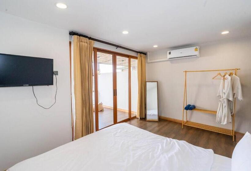 스탠다드 발코니 룸, De  Ocean Land เดอโอเชี่ยนแลนด์ เกาะล้าน