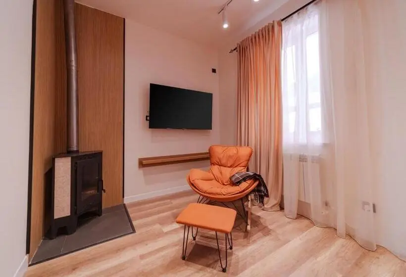 Perhehuone Puutarhanäkymä, Motives Inn Dilijan