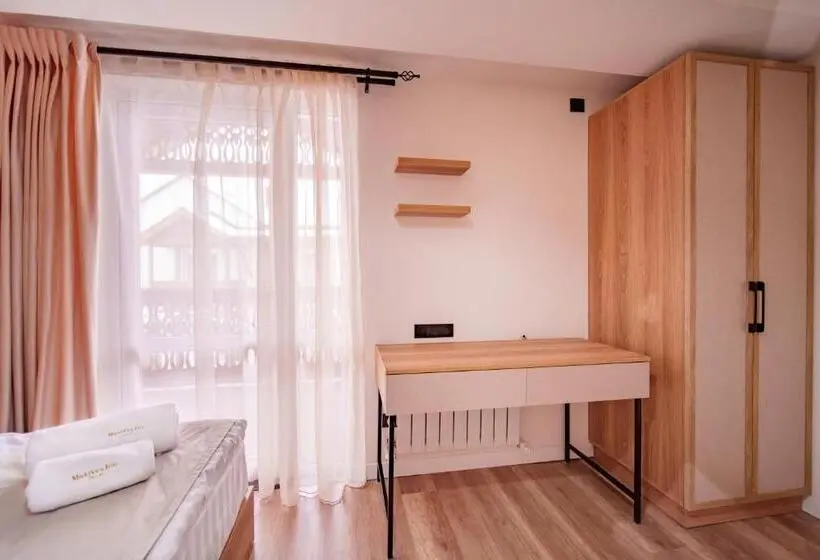 Perhehuone Puutarhanäkymä, Motives Inn Dilijan