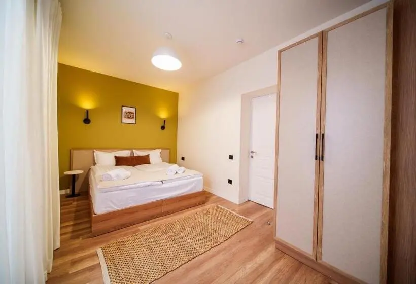 Perhehuone Puutarhanäkymä, Motives Inn Dilijan