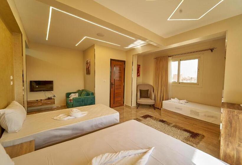 Svit med Utsikt, New Gardenia Pyramids View