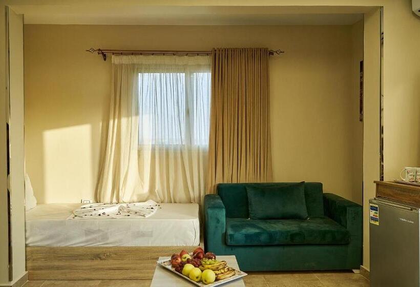 Familjesvit, New Gardenia Pyramids View