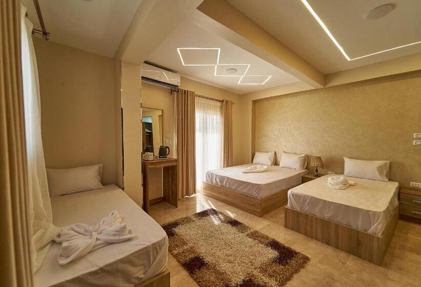 Familjesvit, New Gardenia Pyramids View